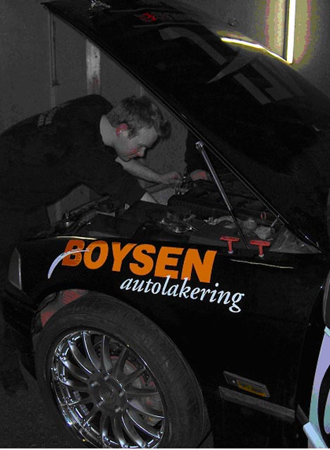 Sidste hånd på bilen inden der skal poleres til showroom glans